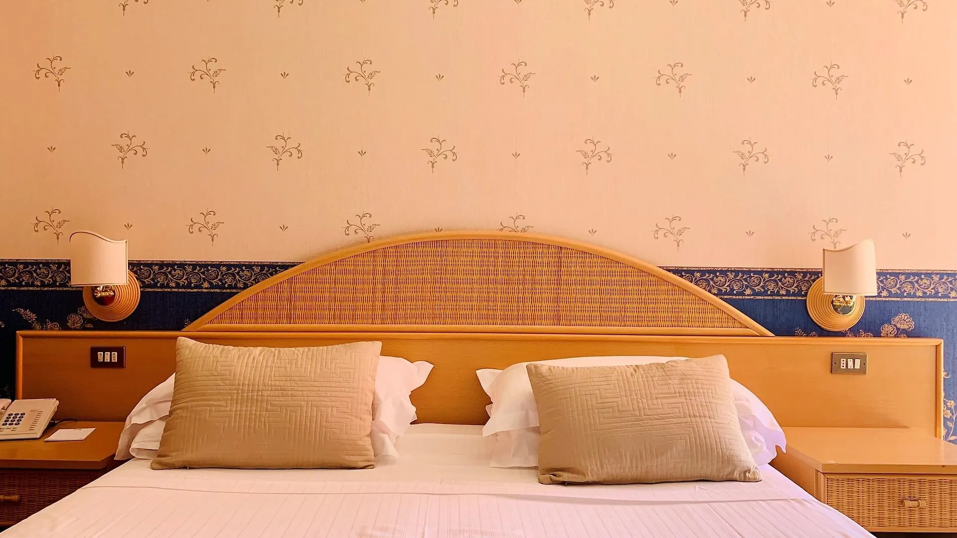 Kriss Internazionale Hotel Bardolino 4*,