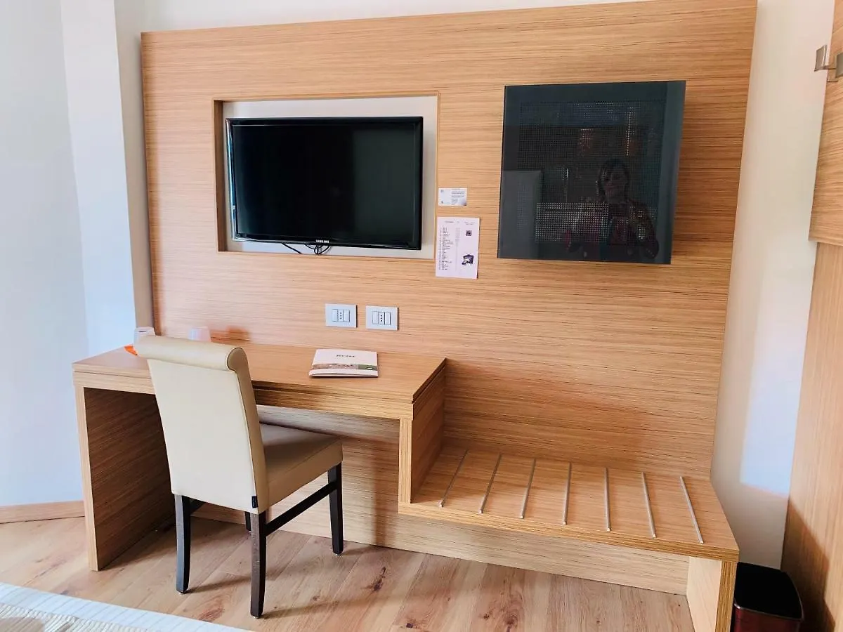 Kriss Internazionale Hotel Bardolino 4*,